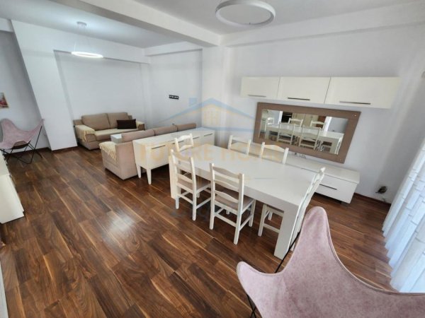 Tirane, jepet me qera apartament 3+1 Kati 5, 146 m² 1.100 € (Liqeni i Thate)