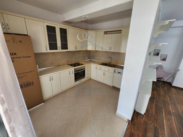 Tirane, jepet me qera apartament 3+1 Kati 5, 146 m² 1.100 € (Liqeni i Thate)
