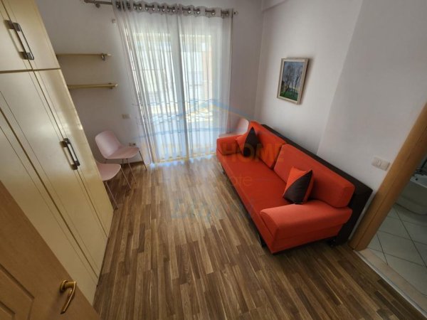 Tirane, jepet me qera apartament 3+1 Kati 5, 146 m² 1.100 € (Liqeni i Thate)