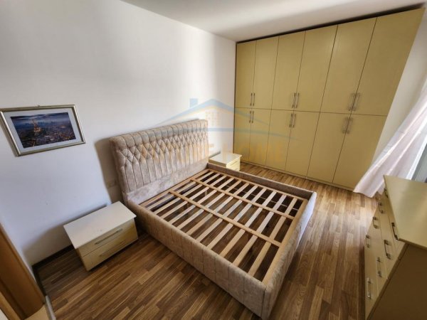 Tirane, jepet me qera apartament 3+1 Kati 5, 146 m² 1.100 € (Liqeni i Thate)
