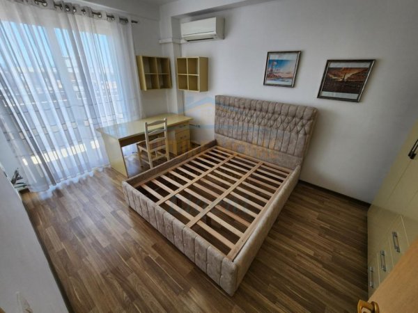 Tirane, jepet me qera apartament 3+1 Kati 5, 146 m² 1.100 € (Liqeni i Thate)