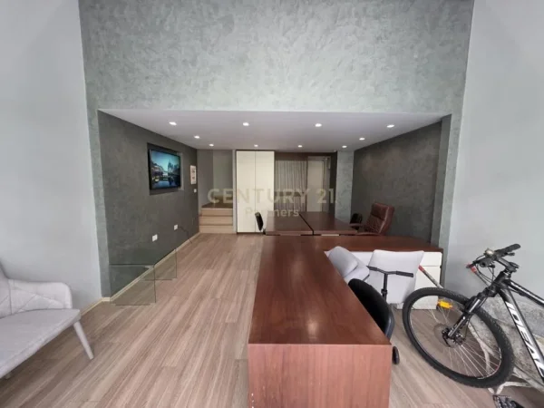 Tirane, jepet me qera ambjent biznesi , 46 m² 800 € 