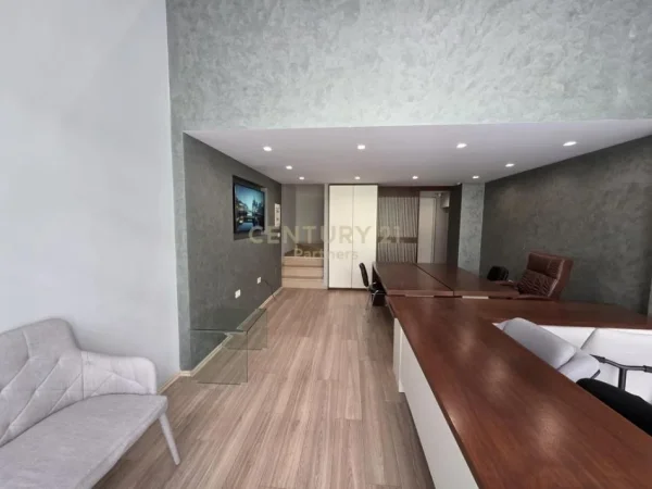 Tirane, jepet me qera ambjent biznesi , 46 m² 800 € 