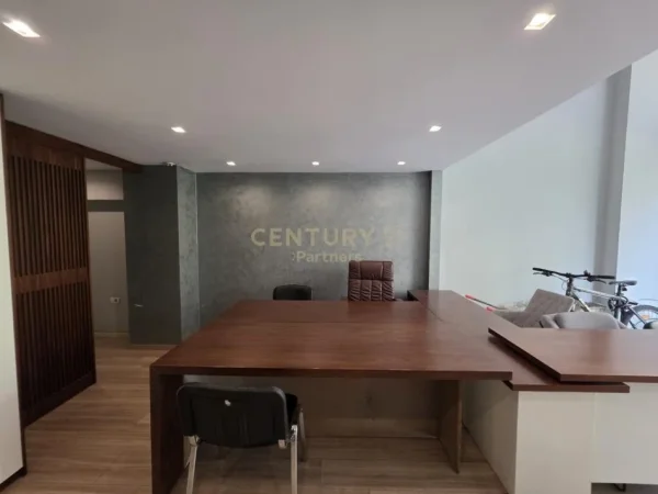 Tirane, jepet me qera ambjent biznesi , 46 m² 800 € 