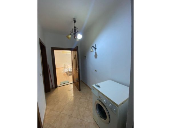 Tirane, jepet me qera apartament 1+1 Kati 5, 70 m² 450 € (Parku i Autobuzave)