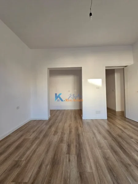 Tirane, shitet apartament 2+1+Ballkon Kati 5, 66 m² 173.000 € (Rruga e Kavajes, afer Xhamise)