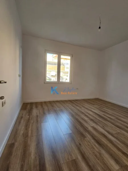 Tirane, shitet apartament 2+1+Ballkon Kati 5, 66 m² 173.000 € (Rruga e Kavajes, afer Xhamise)