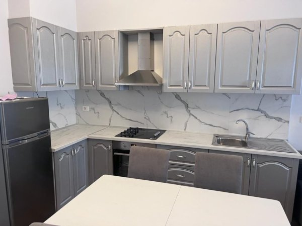 Tirane, jepet me qera apartament 2+1 Kati 5, 88 m² 450 € (FRESKU)