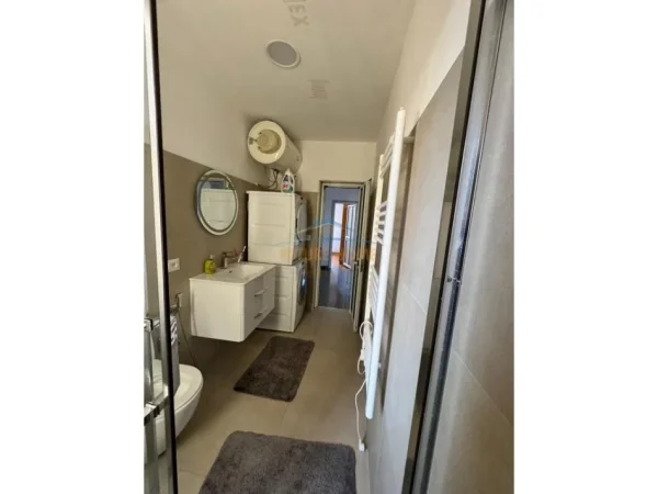 Tirane, jepet me qera apartament 2+1+Ballkon Kati 5, 67 m² 513 € 