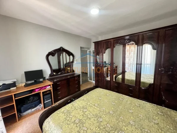 Tirane, jepet me qera apartament 2+1+Ballkon Kati 5, 67 m² 513 € 