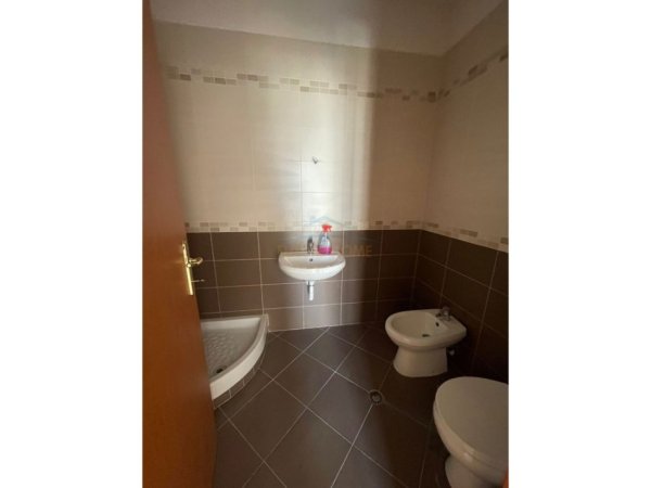 Tirane, shitet apartament 3+1 Kati 5, 225 m² 235.000 € (Gjimnazi Partizani)