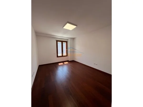 Tirane, jap me qera zyre Kati 8, 139 m² 2.200 € 