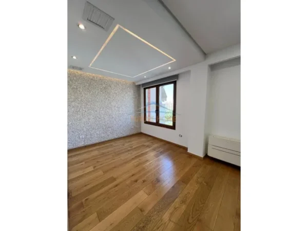 Tirane, jap me qera ambjent biznesi Kati 4, 152 m² 2.350 € 