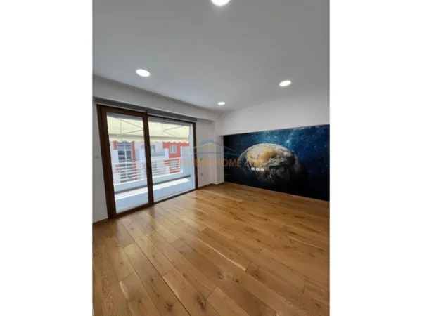 Tirane, jap me qera ambjent biznesi Kati 4, 152 m² 2.350 € 