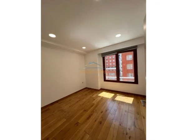 Tirane, jap me qera ambjent biznesi Kati 4, 152 m² 2.350 € 