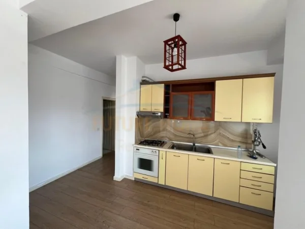 Tirane, jap me qera apartament 2+1+Ballkon Kati 2, 112 m² 450 € 