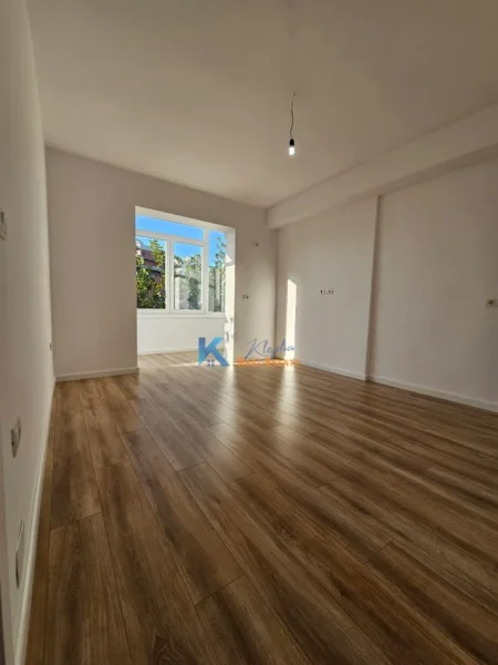 Tirane, shitet apartament 1+1+Ballkon Kati 5, 49 m² 133.000 € (Rruga e Kavajes, afer Xhamise)