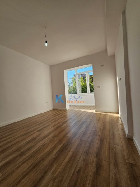 Tirane, shitet apartament 1+1+Ballkon Kati 5, 49 m² 137.000 € (Rruga e Kavajes, afer Xhamise)