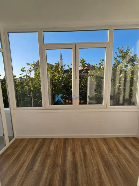 Tirane, shitet apartament 1+1+Ballkon Kati 5, 49 m² 133.000 € (Rruga e Kavajes, afer Xhamise)