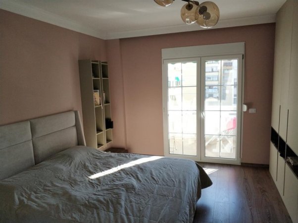Tirane, jepet me qera apartament 2+1 Kati 5, 110 m² 1.100 € (MYSLYM SHYRI)