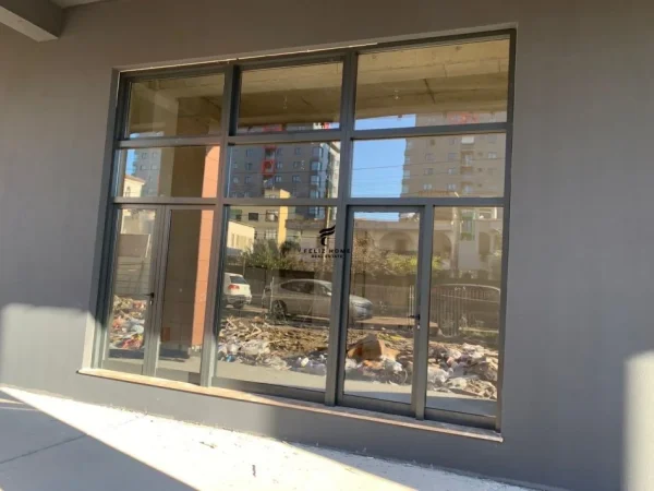 Tirane, jepet me qera dyqan Kati 0, 45 m² 600 € (FUSHA AVIACIONIT)