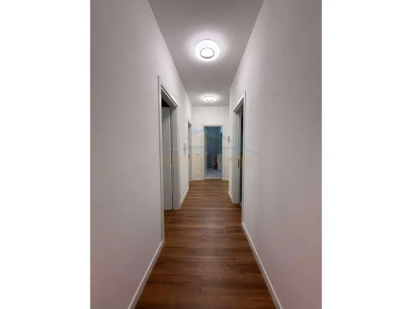 Tirane, jepet me qera apartament 2+1 Kati 5, 105 m² 700 € (KOMPLEKSI OASSIS)   UNA55313