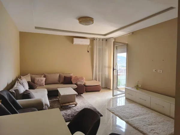 Tirane, jepet me qera apartament 1+1 Kati 5, 70 m² 340 € (Rruga Eltion Frroku)