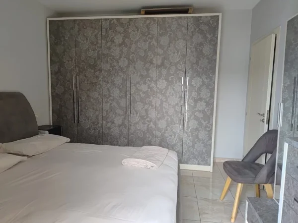 Tirane, jepet me qera apartament 1+1 Kati 5, 70 m² 340 € (Rruga Eltion Frroku)