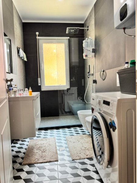 Tirane, jepet me qera apartament 1+1 Kati 3, 70 m² 550 € (FUSHA AVIACIONIT)