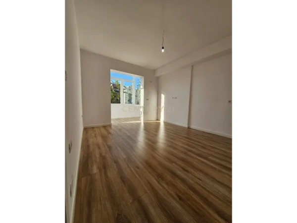 Tirane, shes apartament 1+1 Kati 5, 49 m² 137.000 € (Rruga e Kavajes)