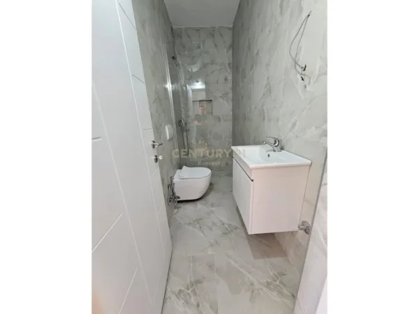 Tirane, shes apartament 1+1 Kati 5, 49 m² 137.000 € (Rruga e Kavajes)