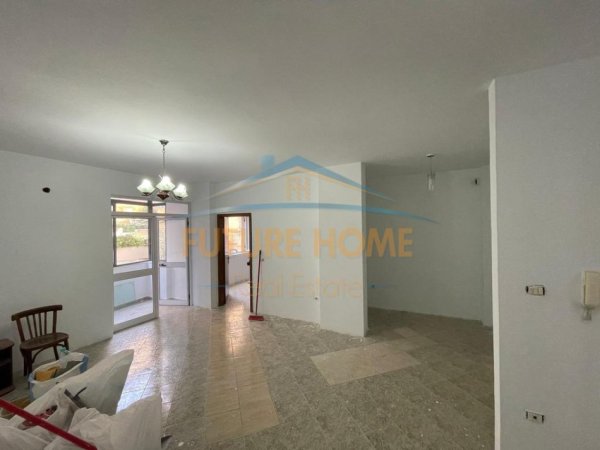 Tirane, jepet me qera ambjent biznesi Kati 1, 113 m² 1.000 € (Kika 1)
