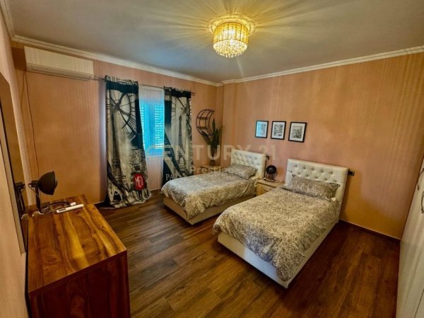 Tirane, jepet me qera apartament 2+1 Kati 2, 145 m² 500 € (Linze)