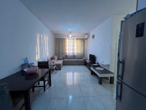 Tirane, jepet me qera apartament 2+1+Ballkon Kati 4, 78 m² 400 € (restorant fresku)