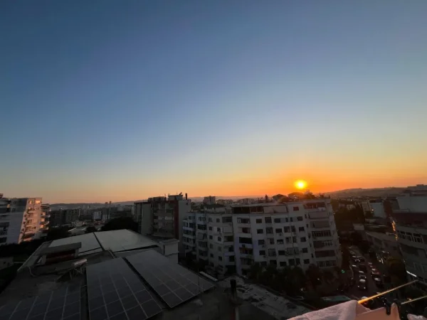 Tirane, jepet me qera apartament 2+1+Ballkon Kati 4, 78 m² 400 € (restorant fresku)