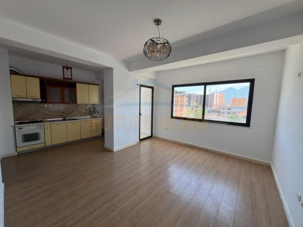 Tirane, jepet me qera apartament 1+1 Kati 2, 111 m² 450 € (Unazes se Re, Tirane.)