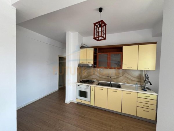 Tirane, jepet me qera apartament 1+1 Kati 2, 111 m² 450 € (Unazes se Re, Tirane.)