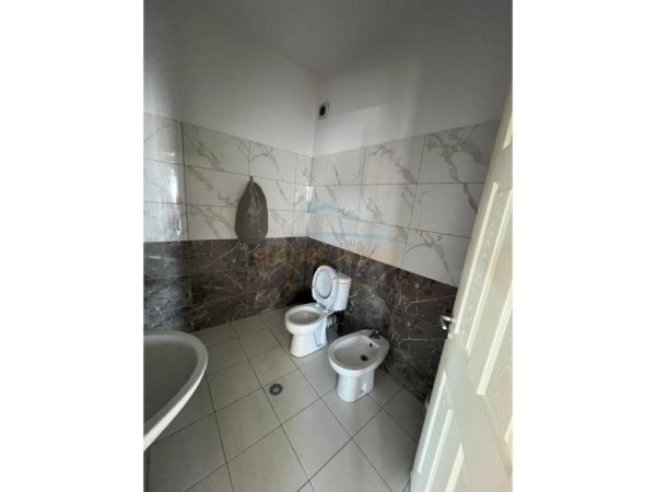 Tirane, jepet me qera apartament 1+1 Kati 2, 111 m² 450 € (Unazes se Re, Tirane.)
