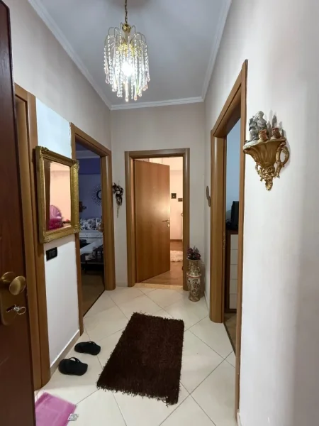 Tirane, jepet me qera apartament 2+1+Ballkon Kati 5, 100 m² 600 € (Mbikalimi komunes se parisit)