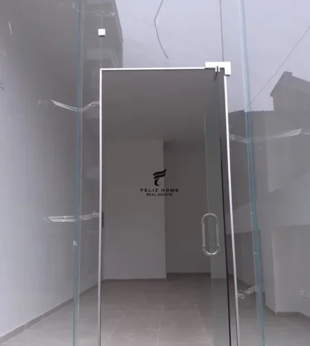 Tirane, jepet me qera dyqan Kati 0, 90 m² 750 € (21 DHJETORI)