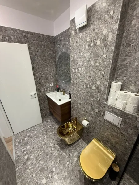 Tirane, jepet me qera 3+1+Ballkon , 118 m² 900 € (Liqeni i Thate)