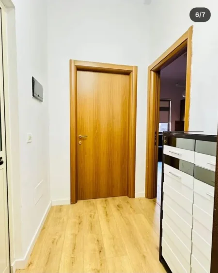 Tirane, jepet me qera apartament 1+1+Ballkon Kati 1, 60 m² 650 € (QENDER)