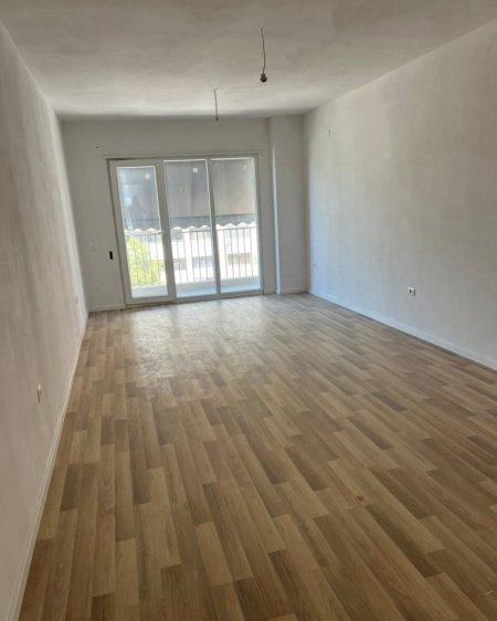 Tirane, jepet me qera zyre Kati 2, 112 m² 600 € (YZBERISHT)