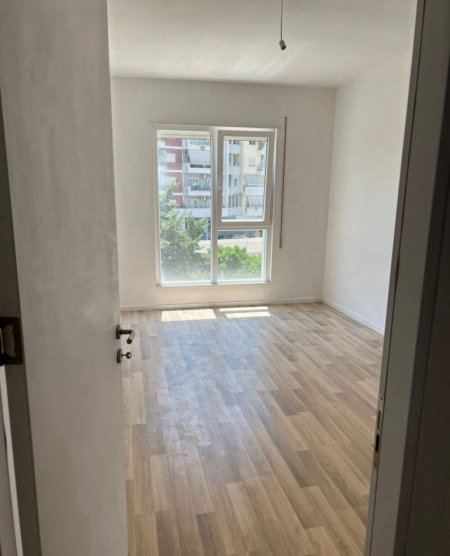 Tirane, jepet me qera zyre Kati 2, 112 m² 600 € (YZBERISHT)