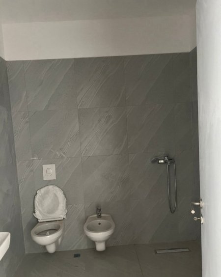 Tirane, jepet me qera zyre Kati 2, 112 m² 600 € (YZBERISHT)