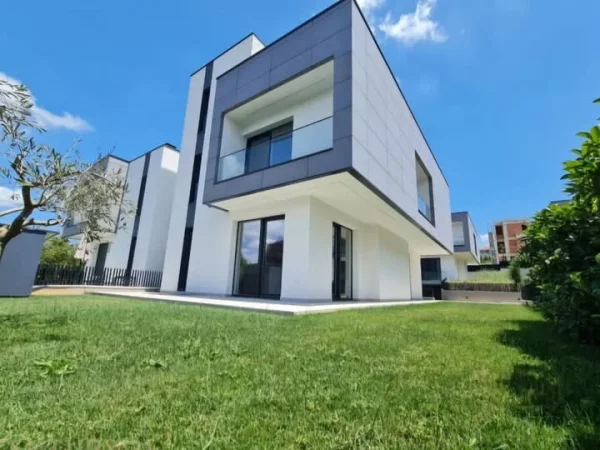 Tirane, shitet Vile 3 Katshe , 350 m² (teg)