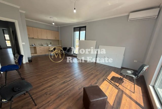Tirane, jepet me qera apartament 3+1+Ballkon Kati 6, 136 m² 650 € (Porcelan)