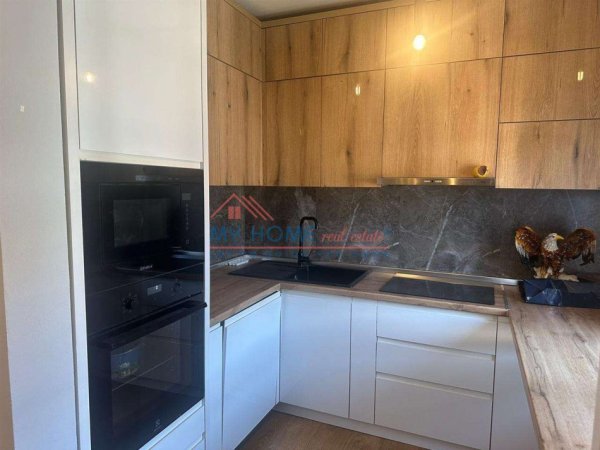 Tirane, jepet me qera apartament 3+1+Ballkon Kati 4, 100 m² 800 € (Rruga e Durrsit)