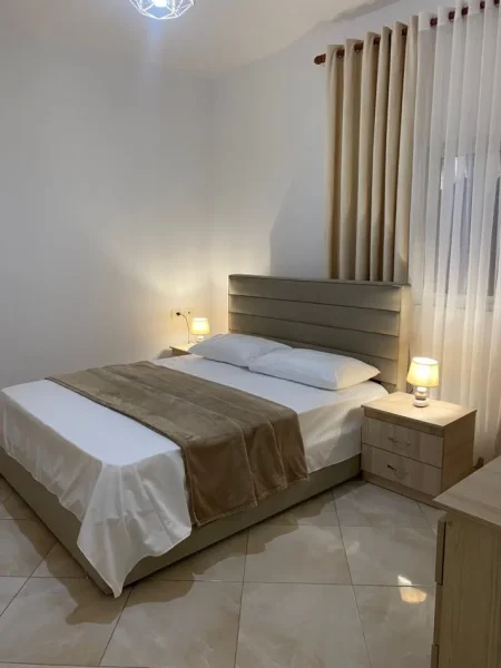 Tirane, jepet me qera apartament 1+1 Kati 3, 70 m² 400 € (Laprake)