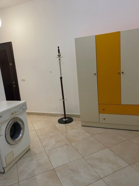 Tirane, jepet me qera apartament 1+1 Kati 3, 70 m² 400 € (Laprake)